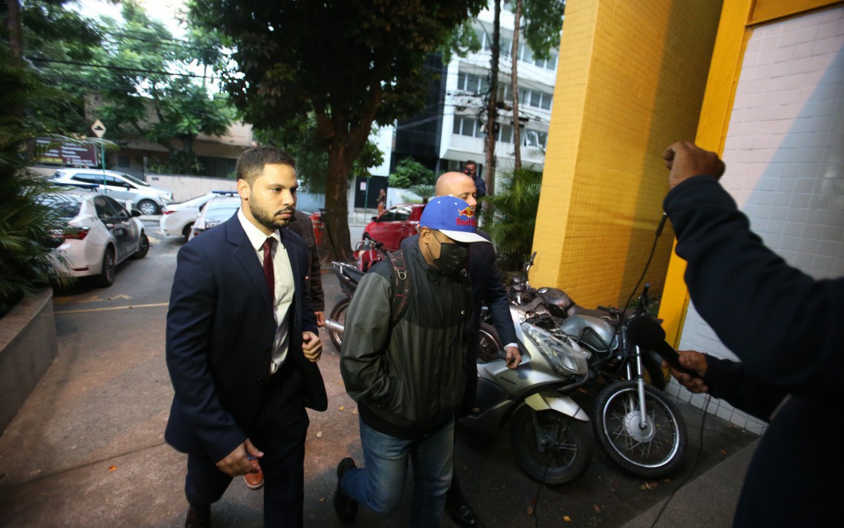 Bombeiro que atirou em atendente de uma lanchonete, se entrega na 32 DP, na Taquara, nesta sexta-feira(20). Foto: Cl&eacute;ber Mendes/Ag&ecirc;ncia O Dia