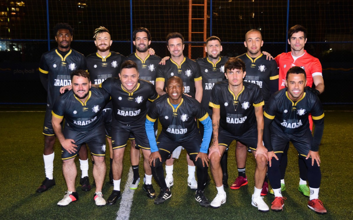 Felipe Ara&uacute;jo e Dilsinho promovem partida de futebol para divulgar a m&uacute;sica 'Paga de Louca'