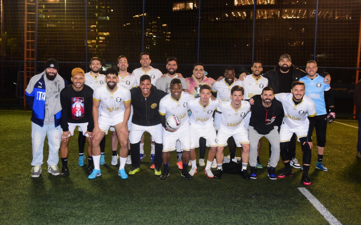 Felipe Ara&uacute;jo e Dilsinho promovem partida de futebol para divulgar a m&uacute;sica 'Paga de Louca'