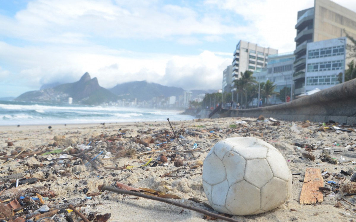 Ressaca na praia do Arpoador 