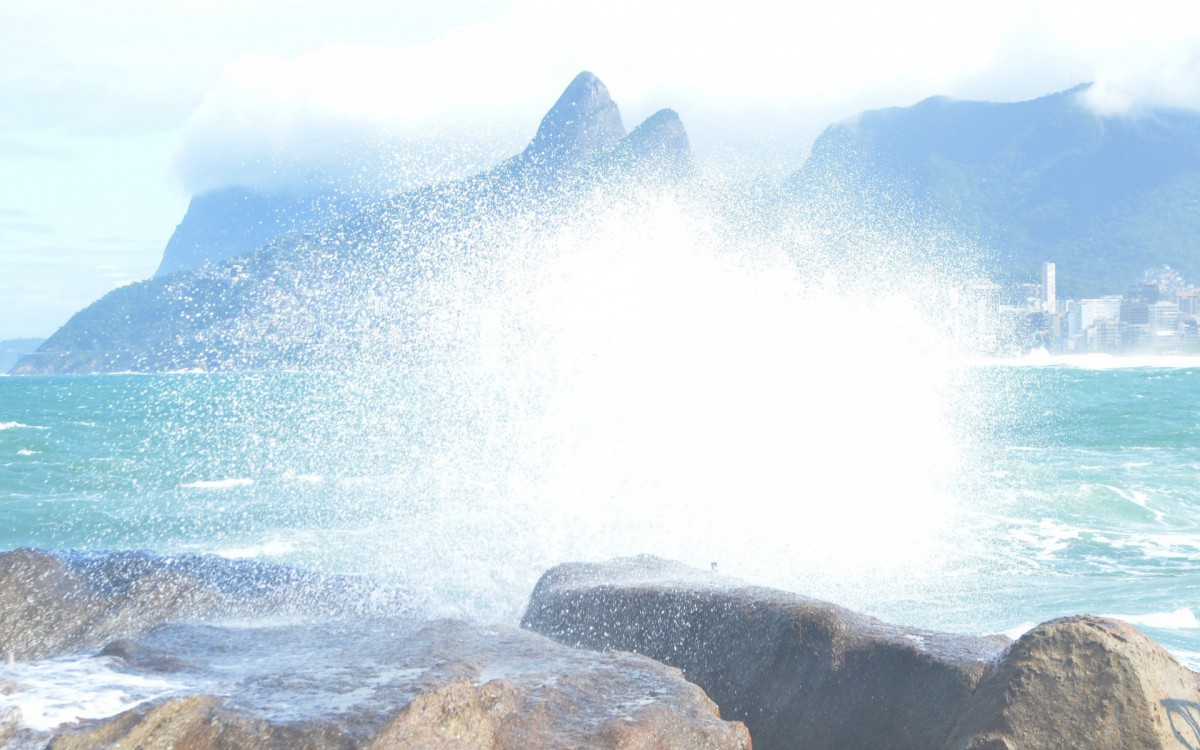 Ressaca na Praia do Arpoador ontem ainda era reflexo da tempestade subtropical Yakecan