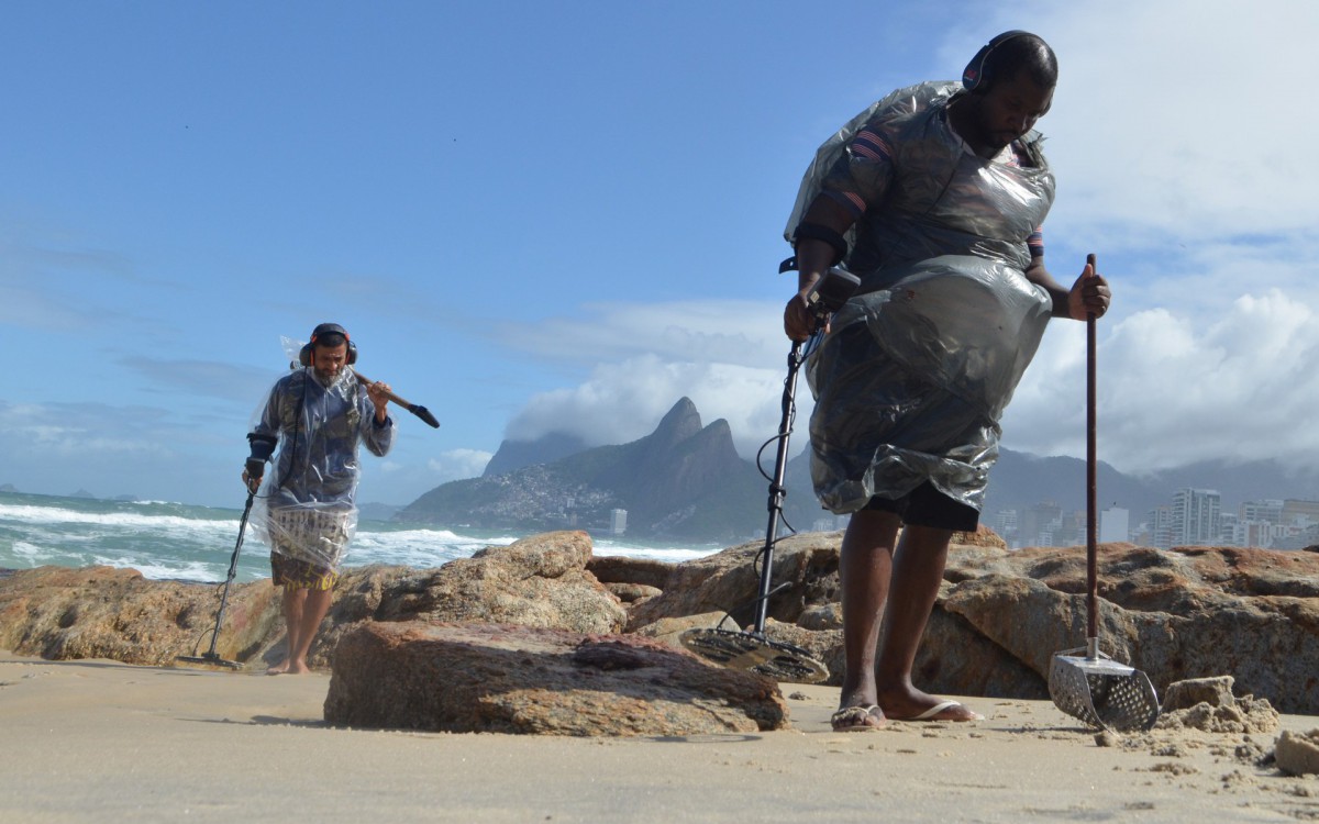 Ressaca na praia do Arpoador 
Na foto, caçadores de tesouro 