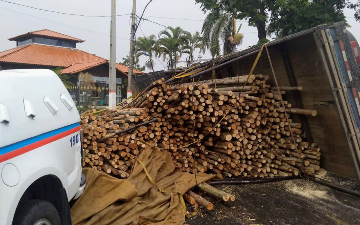 Caminh&atilde;o perdeu controle em Ino&atilde;