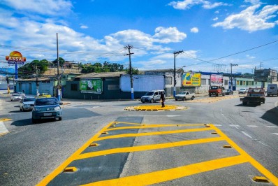 Final da Rua São João Batista recebe nova sinalização de trânsito e rotatória