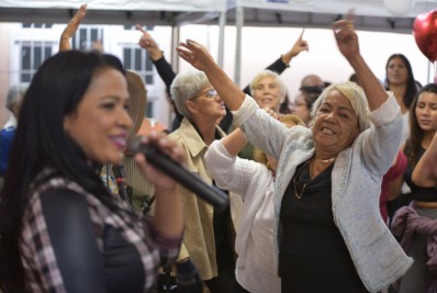 Baile das mães anima alunos da terceira idade
