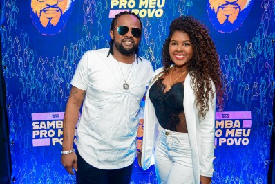 Xande de Pilares vai com a namorada à gravação do DVD de Tiee