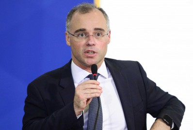 Mendonça tenta diminuir tensão entre Bolsonaro e STF