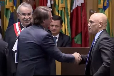 Um dia após ação contra Moraes, Bolsonaro e ministro trocam aperto de mão