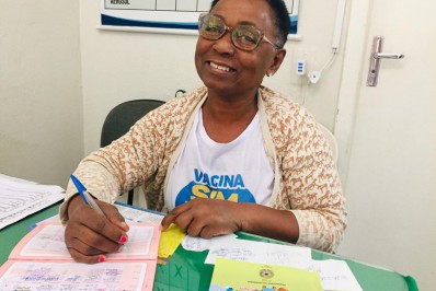 Técnica de enfermagem aposentada dá exemplo de amor à profissão e continua trabalhando