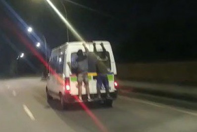 Vídeo: homens são flagrados pegando carona em traseira de van na Zona Norte