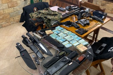 Arsenal é encontrado com policial que recebia miliciano em casa