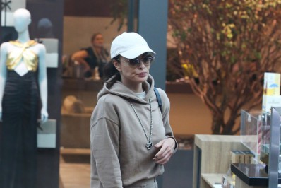 Disfarce? De boné e óculos escuros, Juliana Paes passeia em shopping do Rio