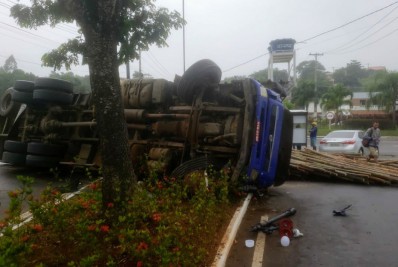 Caminhoneiro perde o controle e tomba caminhão em Inoã