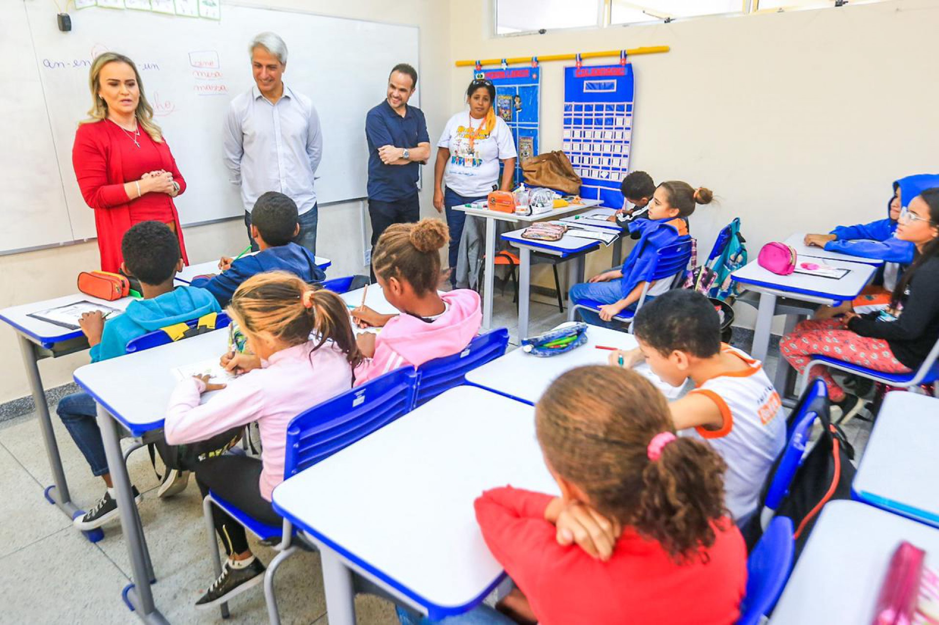 Alessandro Molon, ao lado da deputada Daniela do Waguinho e do secret&aacute;rio de Educa&ccedil;&atilde;o, Denis Macedo, visitaram a Escola Municipal Jos&eacute; Mariano dos Passos - Rafael Barreto / PMBR