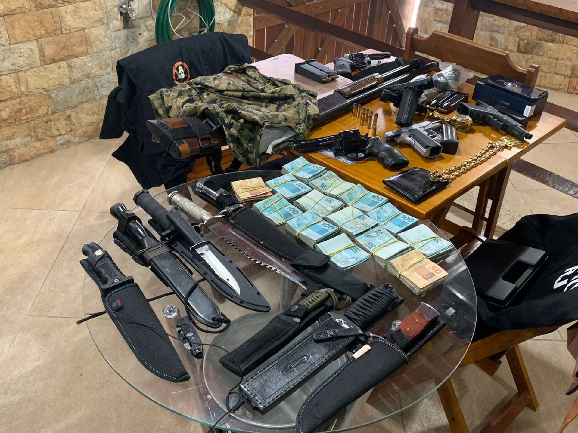 Armas, fardas e dinheiro foram encontrados na casa de Badaró, segurança de miliciano - Divulgação