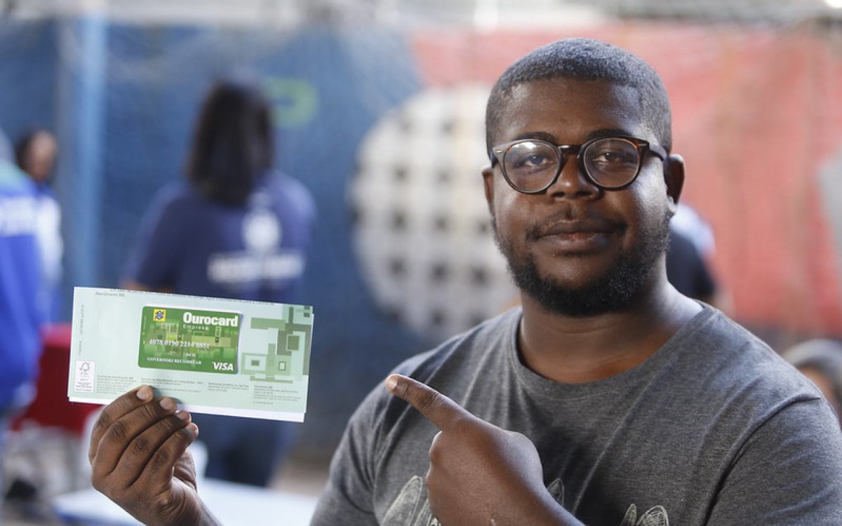 Moradores de Nova Iguaçu receberam cartão com benefício do Programa Recomeçar