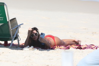 Deborah Secco aproveita sol para renovar o bronzeado em praia no Rio 