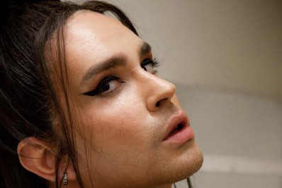 Johnny Hooker desabafa sobre a carreira nas redes sociais: 'O Brasil só me deu tapa na cara'