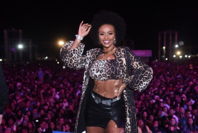 Ex-BBB Natália Deodato mostra as curvas em festival de música