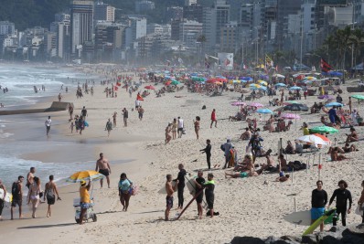 Apesar do frio, sol aparece e praia fica cheia no Rio