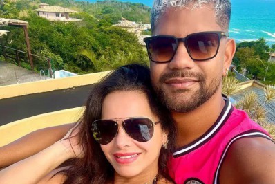 Viviane Araújo tira selfie com marido e deixa barriga aparecer: 'Nós três'