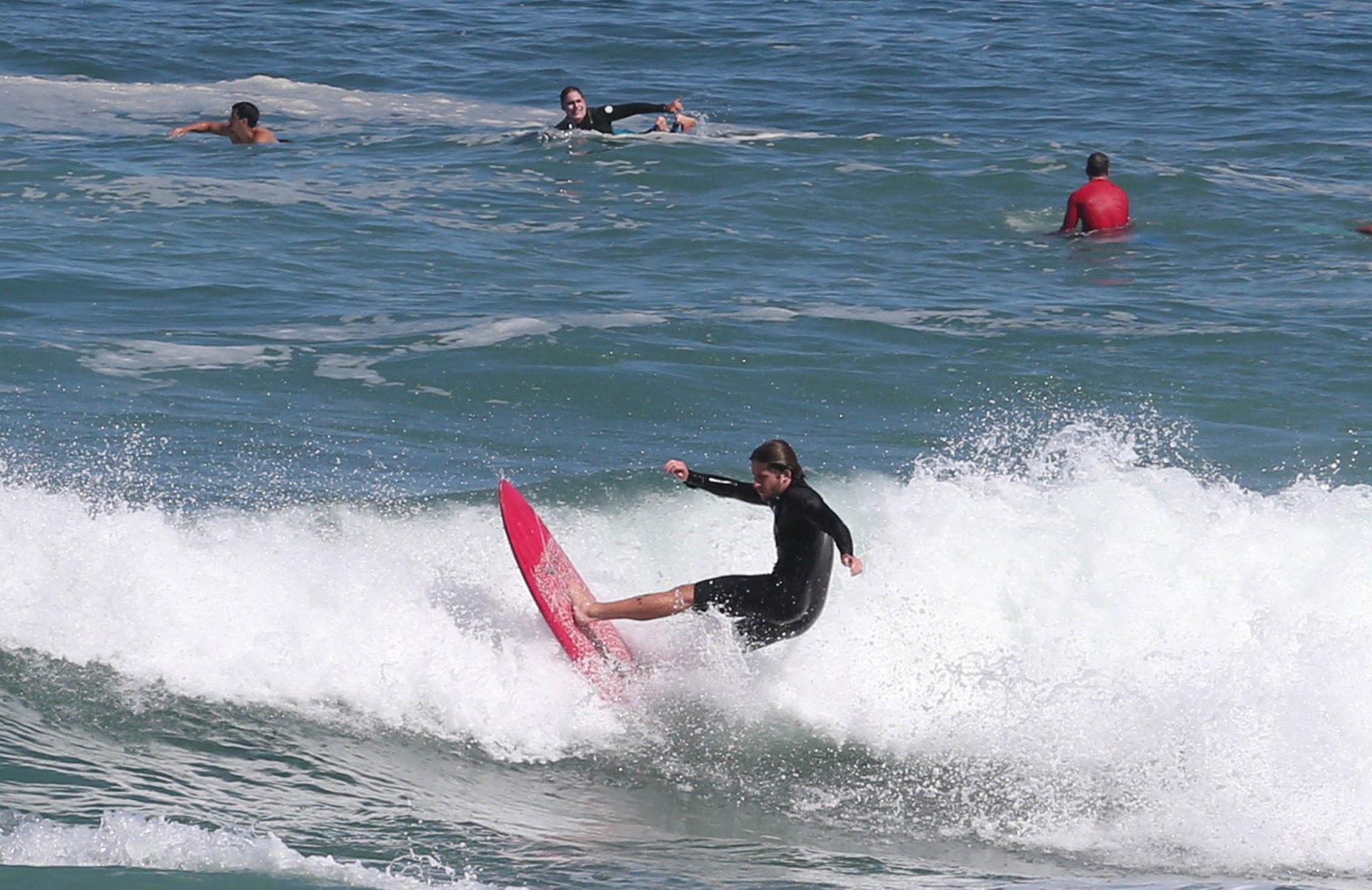 Surfistas aproveitam ondas na praia do Arpoador - Cleber Mendes/Ag&ecirc;ncia O Dia