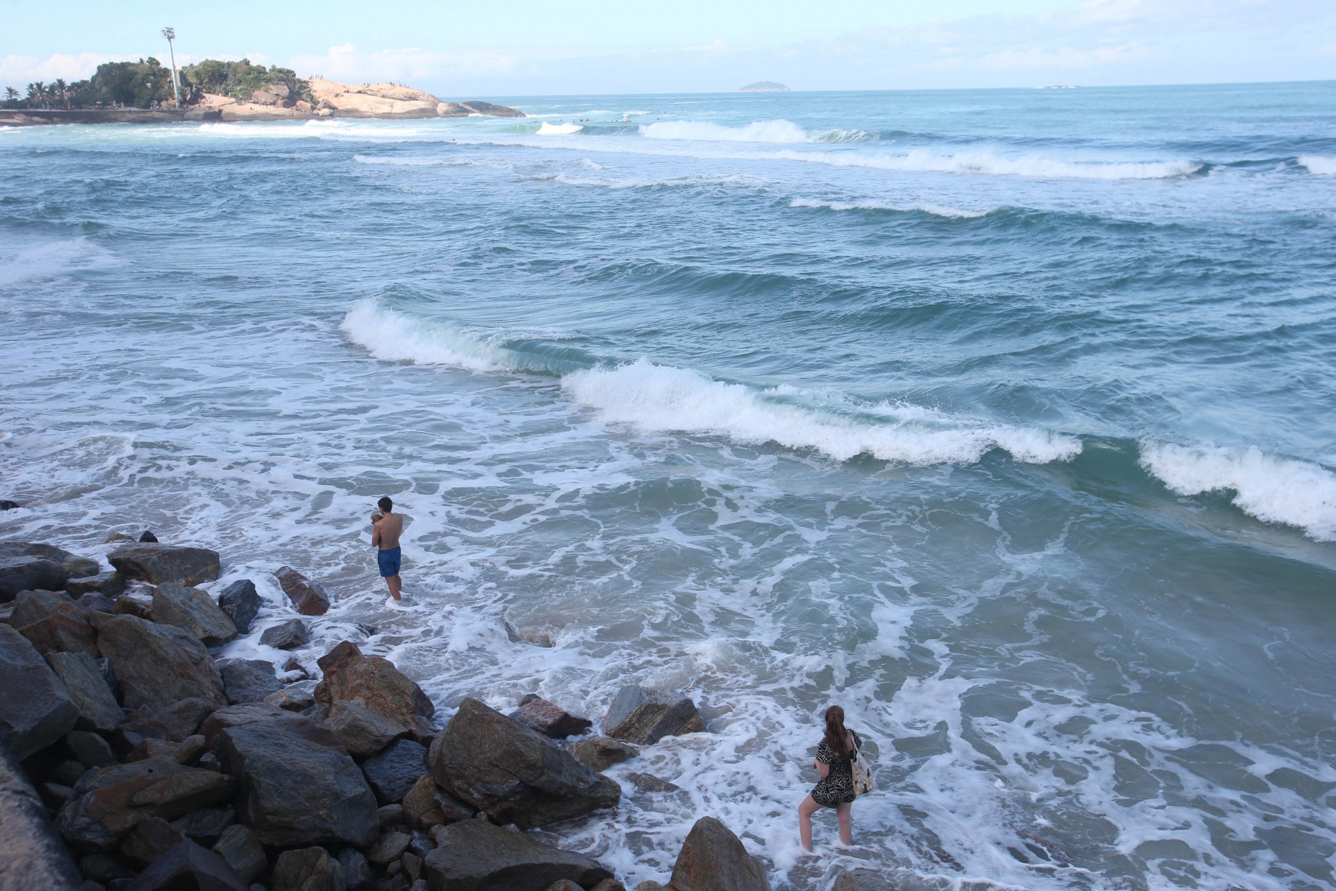 Banhistas se arriscam na praia do Arpoador - Cleber Mendes/Ag&ecirc;ncia O Dia