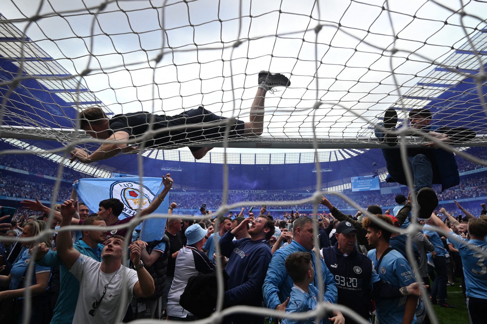 Torcida do Manchester City comemora o título da Premier League - OLI SCARFF / AFP
