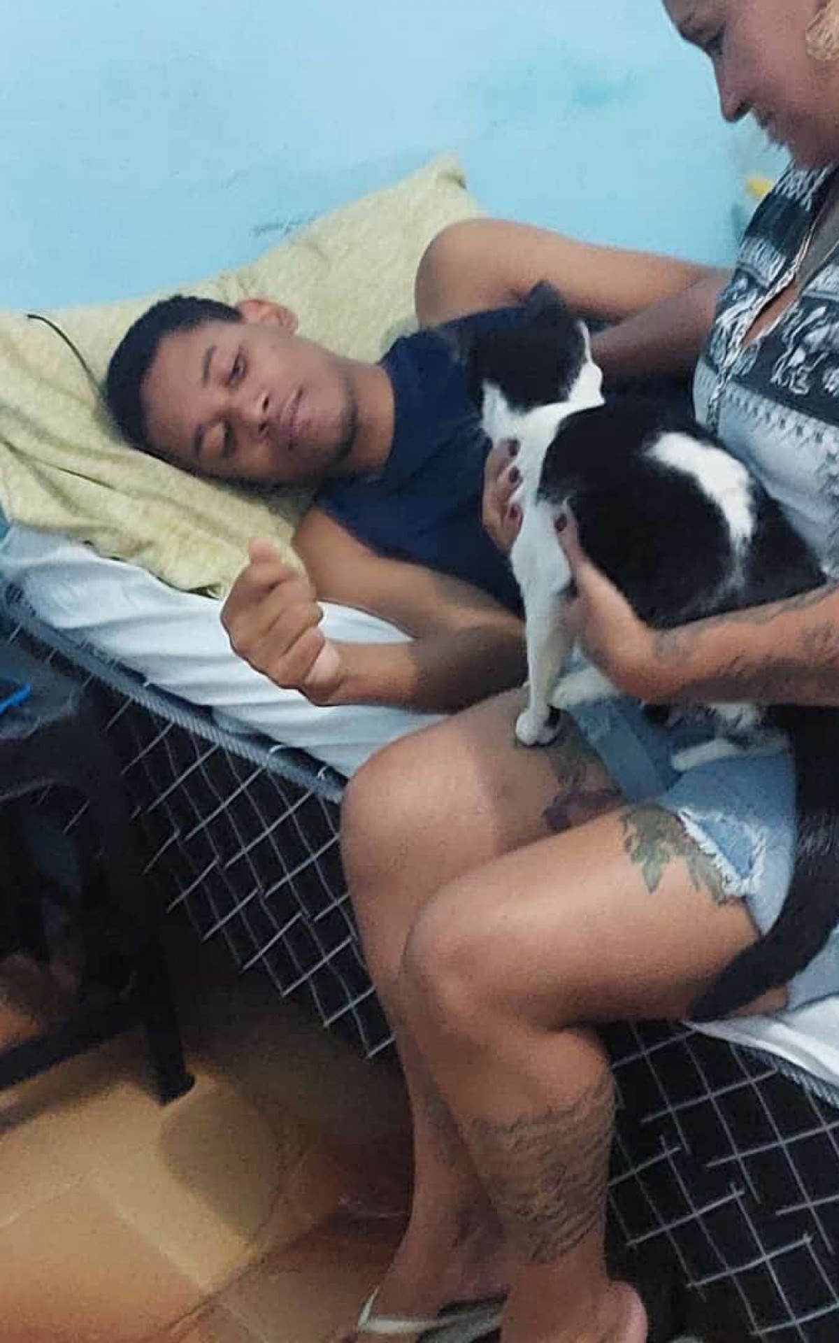 Marcela levou a gata Chiquinha para alegrar Mateus - Foto: Arquivo pessoal da família