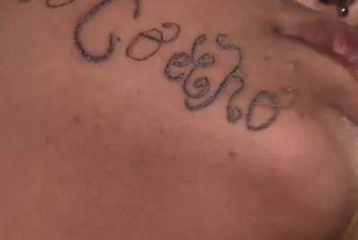 Mãe registra boletim de ocorrência após encontrar filha com nome do ex-namorado tatuado no rosto