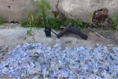 PM prende dois bandidos com pistola e drogas em Nilópolis