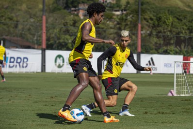 Vitinho, do Flamengo, volta a treinar com o grupo e deve ser relacionado para o duelo com o Sporting Cristal