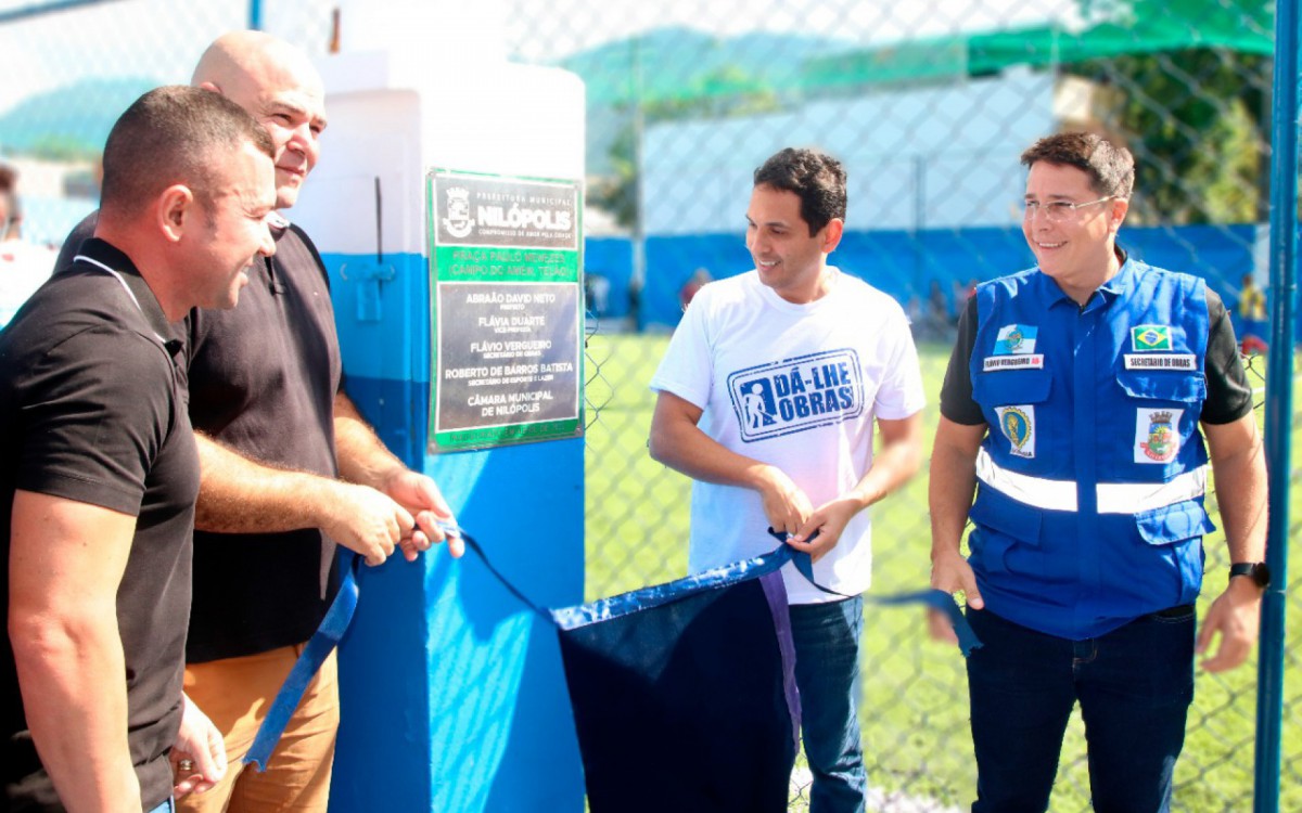 O prefeito Abra&atilde;ozinho (branco) descerrando a placa de reinaugura&ccedil;&atilde;o