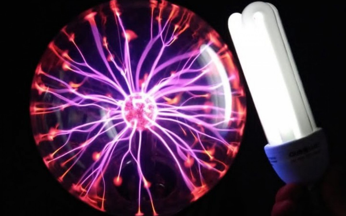 No Laboratório de Ciências da unidade escolar, os alunos estão desenvolvendo diversos projetos como uma bicicleta geradora de energia elétrica, vídeos em 3D, lâmpadas convencionais, entre outros