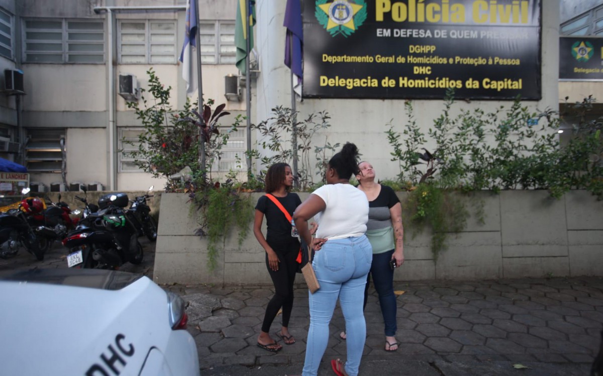 familiares do jogador amador Fabr&iacute;cio dos Santos Silva, que foi morto no Borel, na Tijuca, comparecem &agrave; Delegacia de Homic&iacute;dios para depoimentos nesta segunda-feira  
