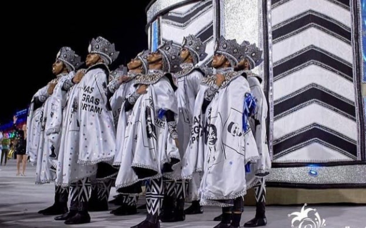 A core&oacute;grafa saiu da Marqu&ecirc;s de Sapuca&iacute; com a nota m&aacute;xima, no enredo "A meia-noite dos tambores silenciosos"