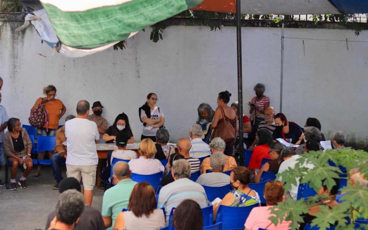 Os idosos aguardando para tomar a vacina contra a Covid-19 em Nil&oacute;polis