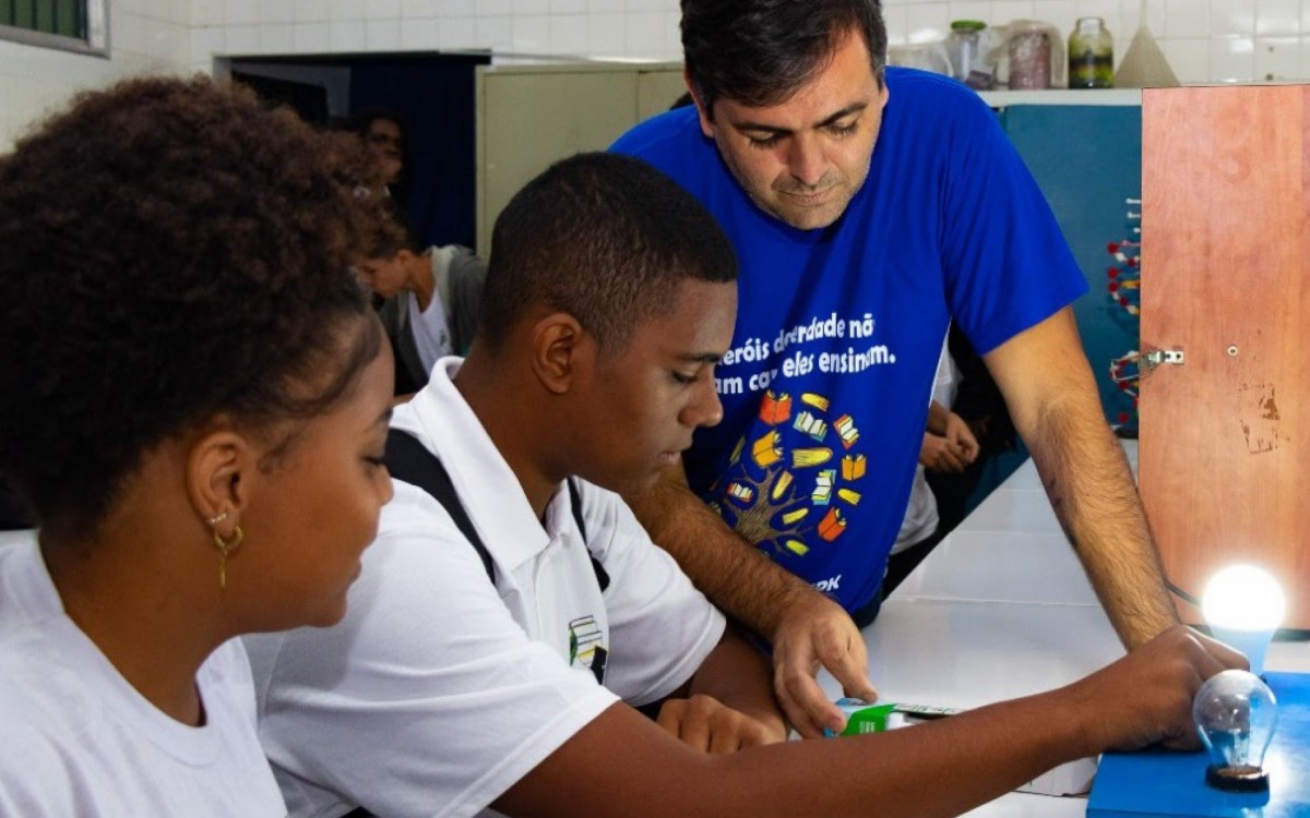 O professor, Sérgio de Souza Henrique é formado em Química e, desde o início deste ano letivo, desenvolve com as suas turmas um trabalho lúdico na área científica
