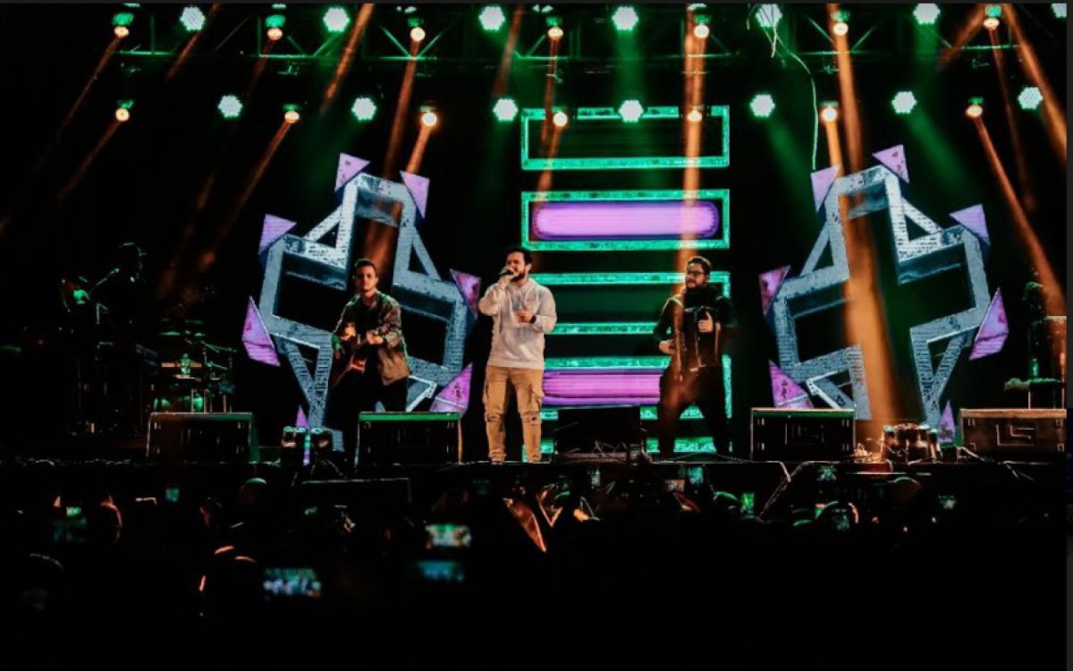 Matheus e Kauan durante show em Itabora&iacute;