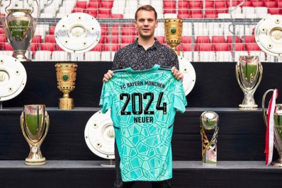 Neuer renova contrato até 2024 e recebe homenagem do Bayern: 'O melhor goleiro de todos os tempos'
