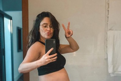 De top e calcinha, Fernanda Vasconcellos exibe barriguinha da gravidez