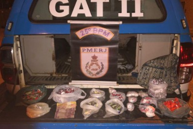 Dupla é detida com carga de drogas em Araruama