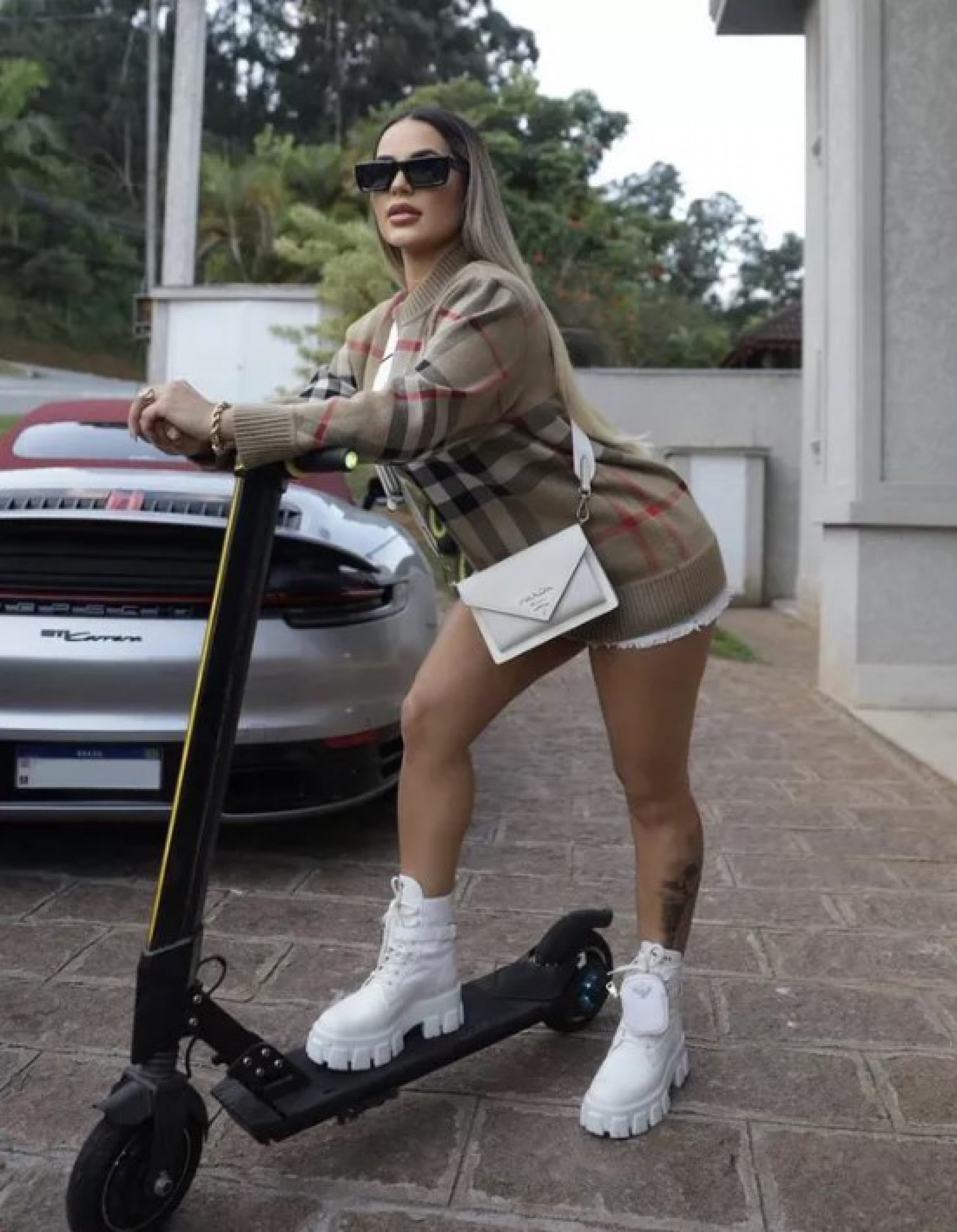 Deolane Bezerra posa de patinete usando look grifado de R$ 25 mil Jornal  MEIA HORA - Celebridades e TV