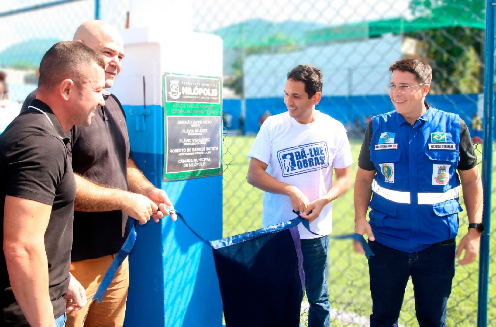 O prefeito Abra&atilde;ozinho (branco) descerrando a placa de reinaugura&ccedil;&atilde;o - Divulga&ccedil;&atilde;o / PMN