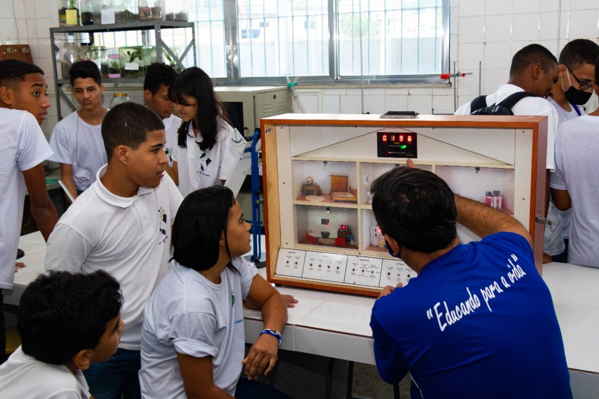 O objetivo é que, através das aulas, ministradas semanalmente, os estudantes possam desenvolver experimentos utilizando os diversos equipamentos já doados dentro dessa parceria - Divulgação / Seeduc