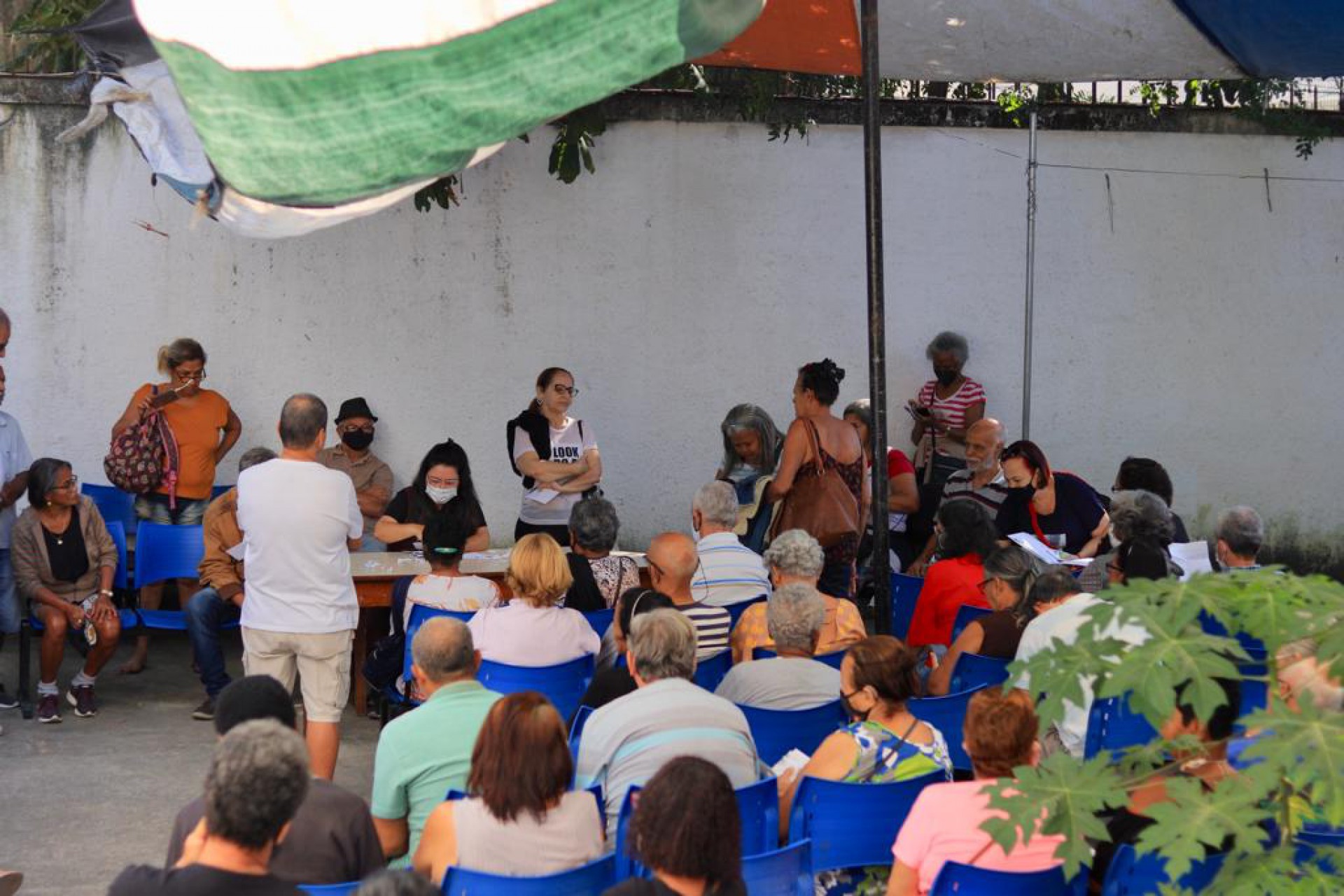 Os idosos aguardando para tomar a vacina contra a Covid-19 em Nilópolis - Giulia Nascimento / PMN