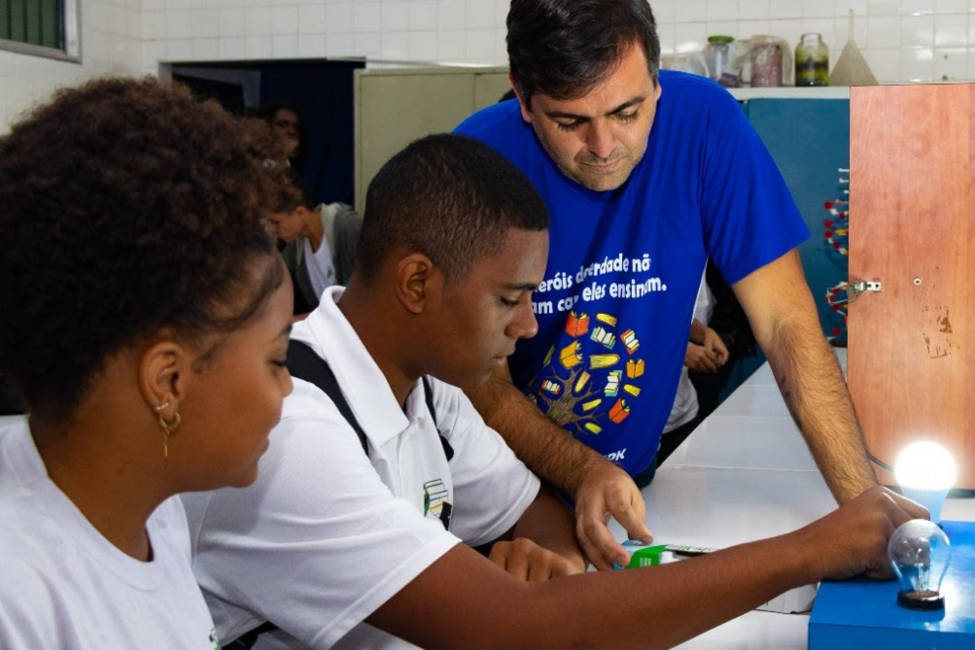O professor, S&eacute;rgio de Souza Henrique &eacute; formado em Qu&iacute;mica e, desde o in&iacute;cio deste ano letivo, desenvolve com as suas turmas um trabalho l&uacute;dico na &aacute;rea cient&iacute;fica - Divulga&ccedil;&atilde;o / Seeduc