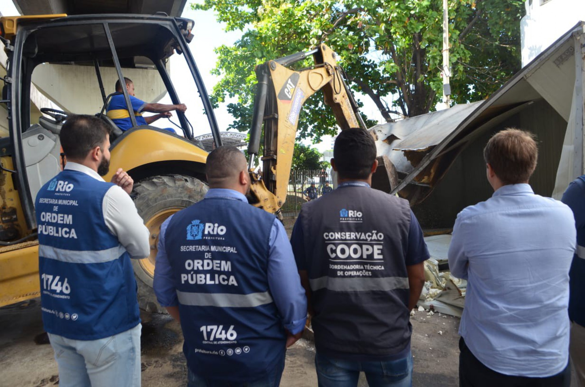 Secretaria de Ordem Pública demoliu o ferro-velho clandestino na Praça da Bandeira - Sandro Vox / Agência O Dia