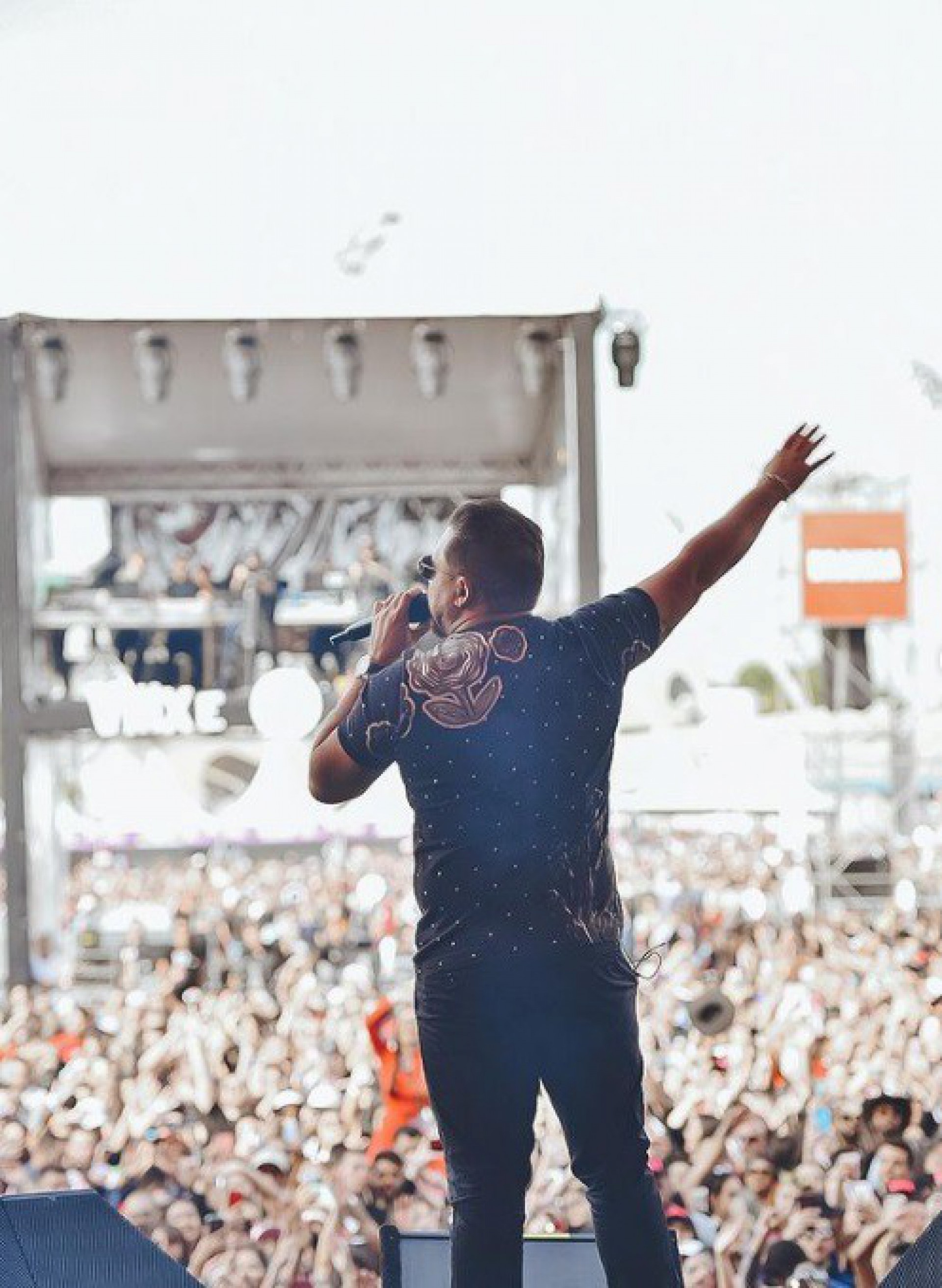 Durante show, Xand Avião foi atingido por uma chama de fogo - Reprodução/Instagram