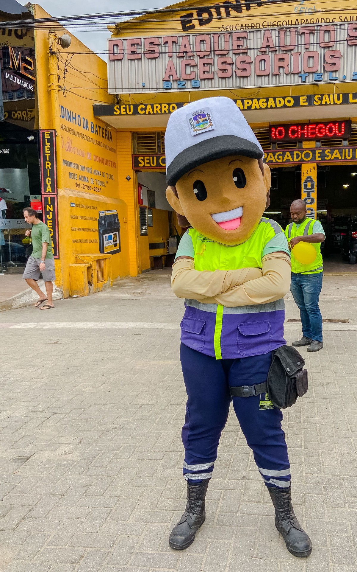 O grupo tamb&eacute;m levou um boneco vivo para transmitir a mensagem de forma mais divertida